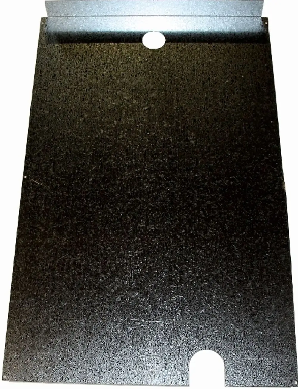 Schwarze Metallplatte mit bearbeiteter Oberfläche und Ausschnitten, geeignet als Verkleidung für bestimmte Geräte der Marke Wolf.